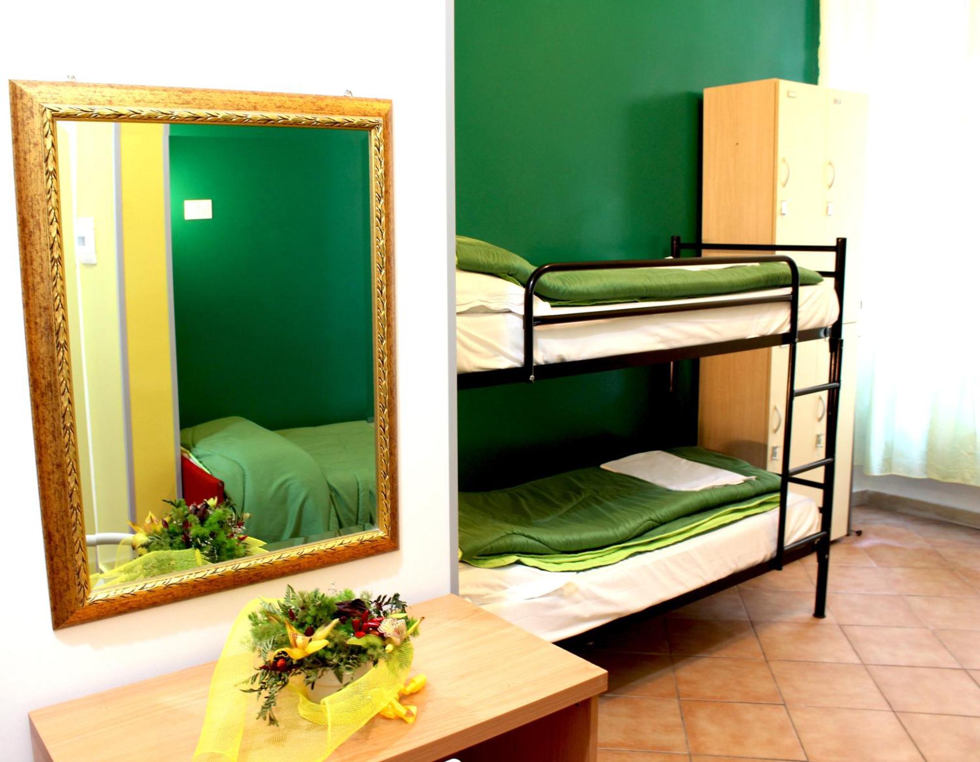 Legend R.g. Hostal *