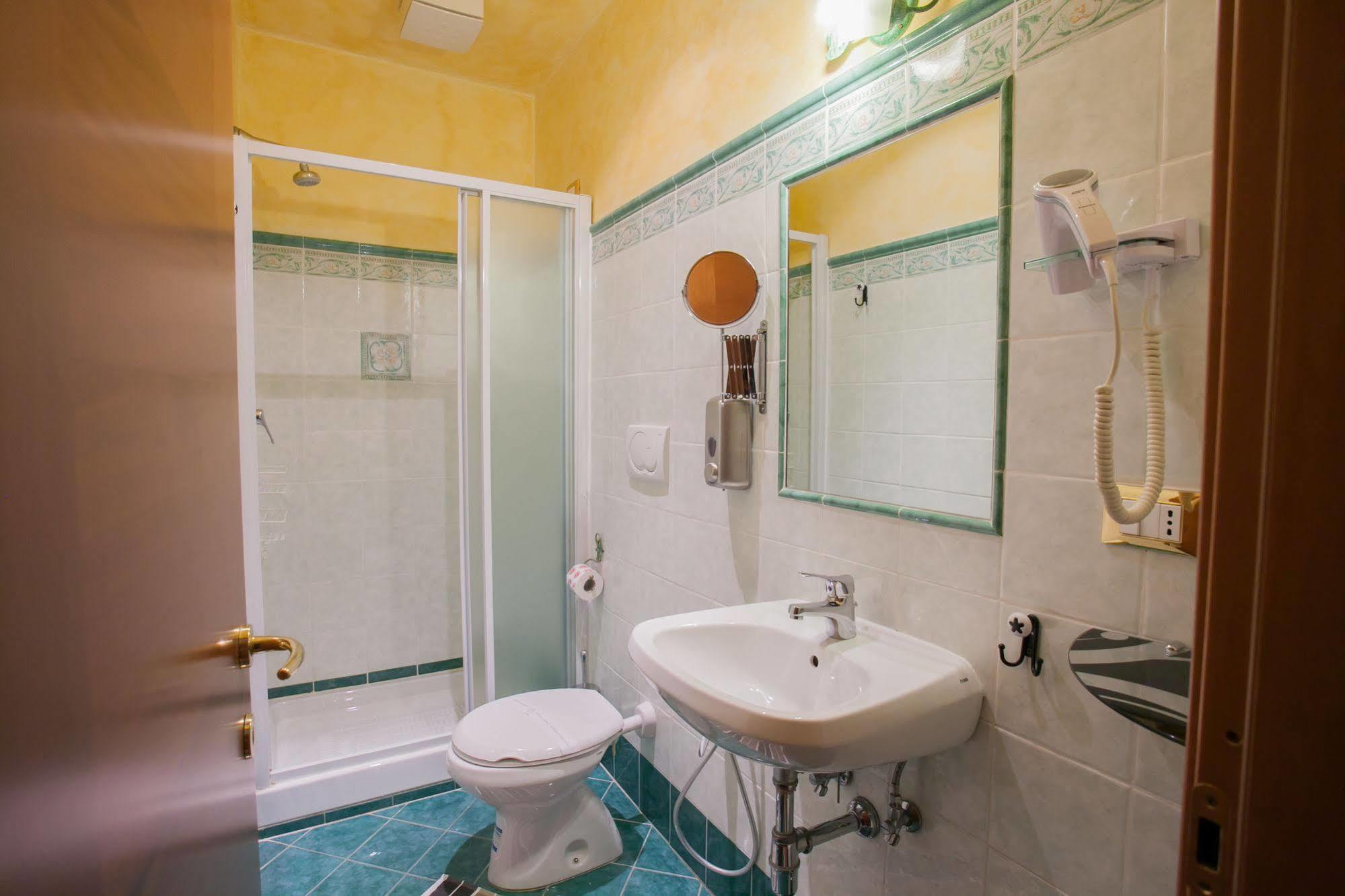 Legend R.g. Hostal Roma