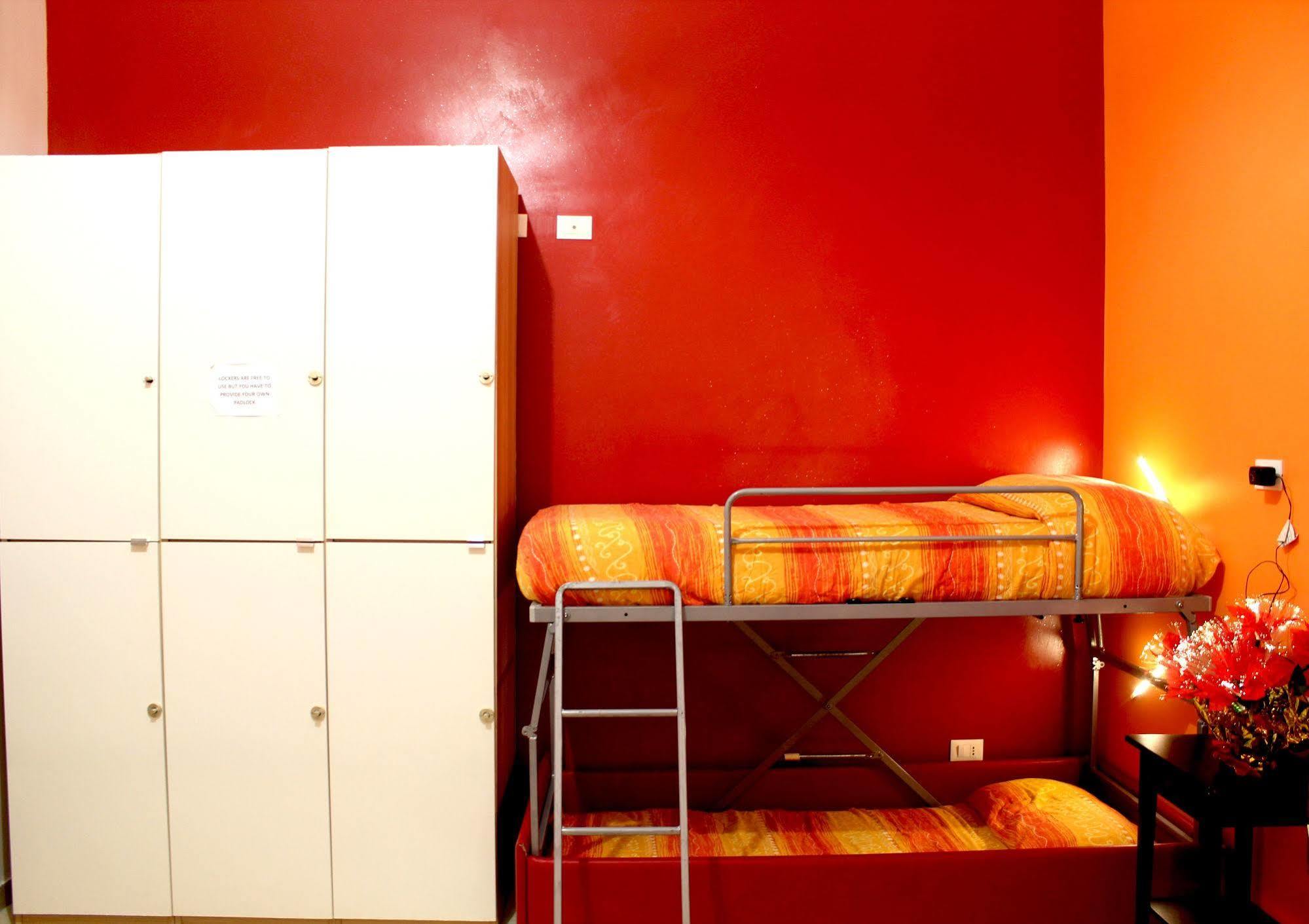 Legend R.g. Hostal