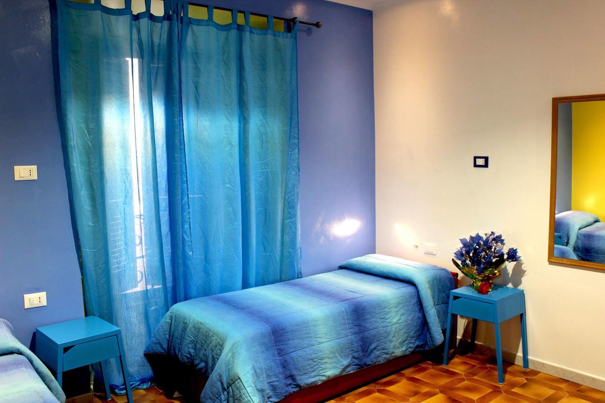 Hostal Legend R.g.